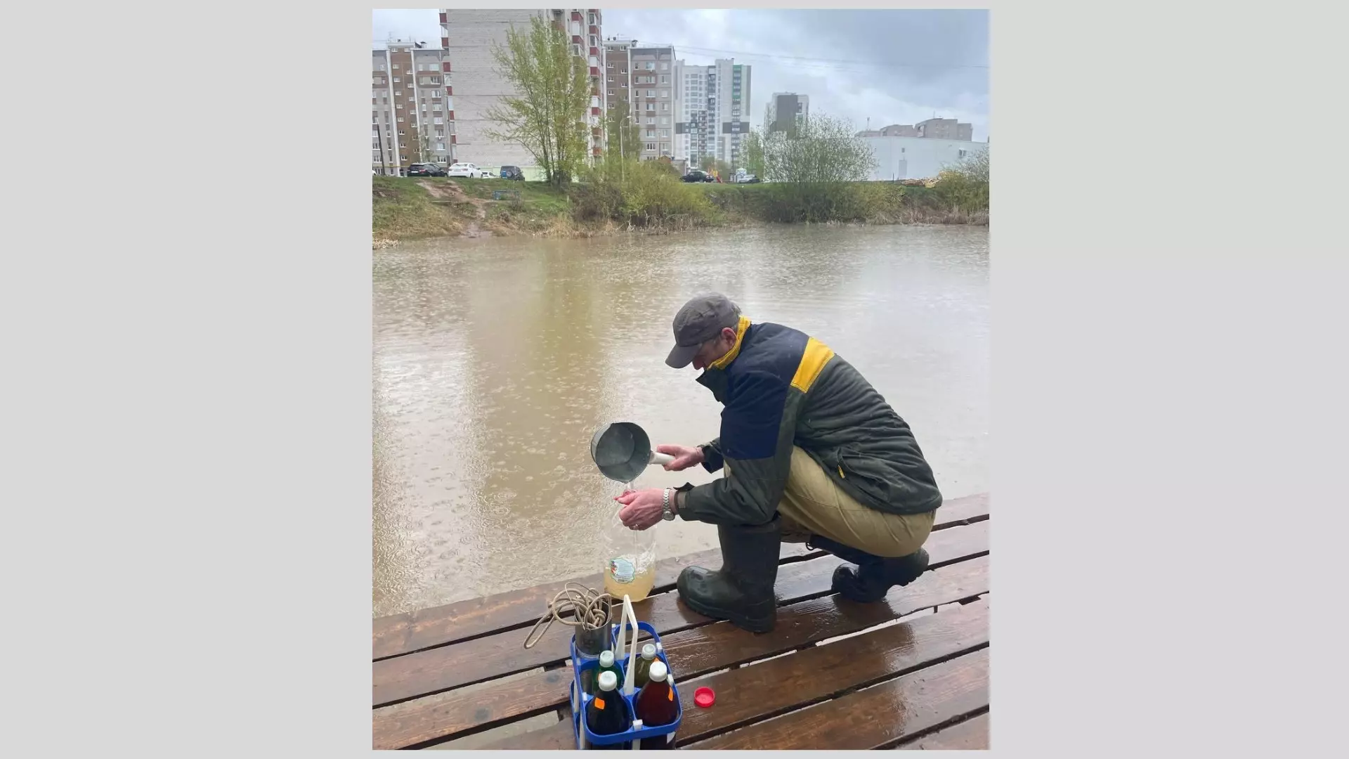 Резкий запах воды в пруду на улице Автозаводской зафиксировали в Ижевске