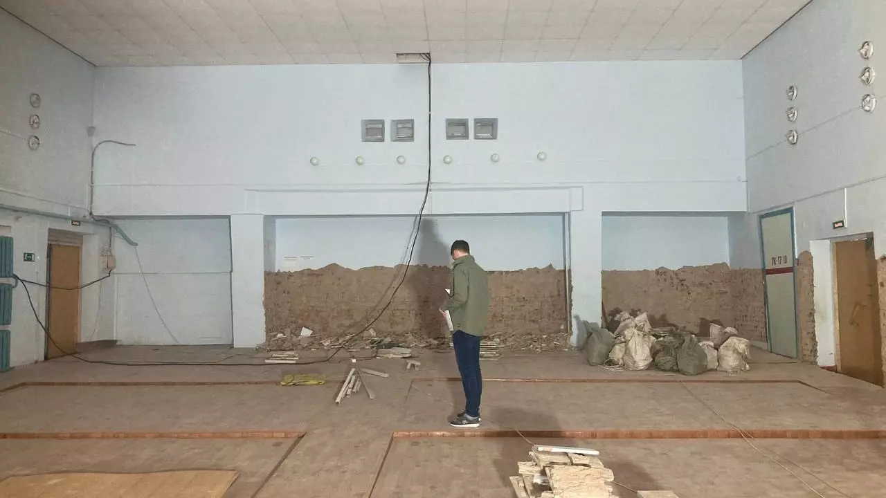 В деревне Штанигурт продолжили ремонт зрительного зала дома культуры