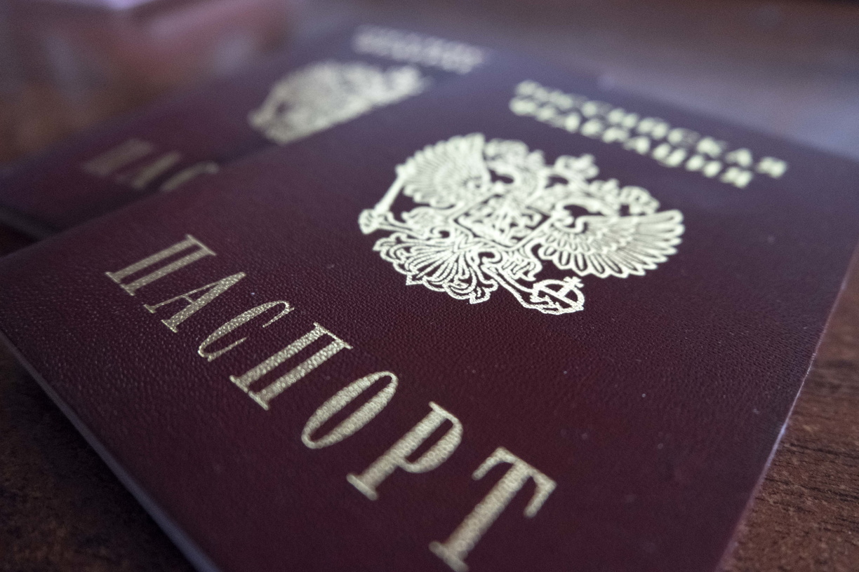 Жительница Сарапула требовала вклеить новую фотографию в старый советский паспорт