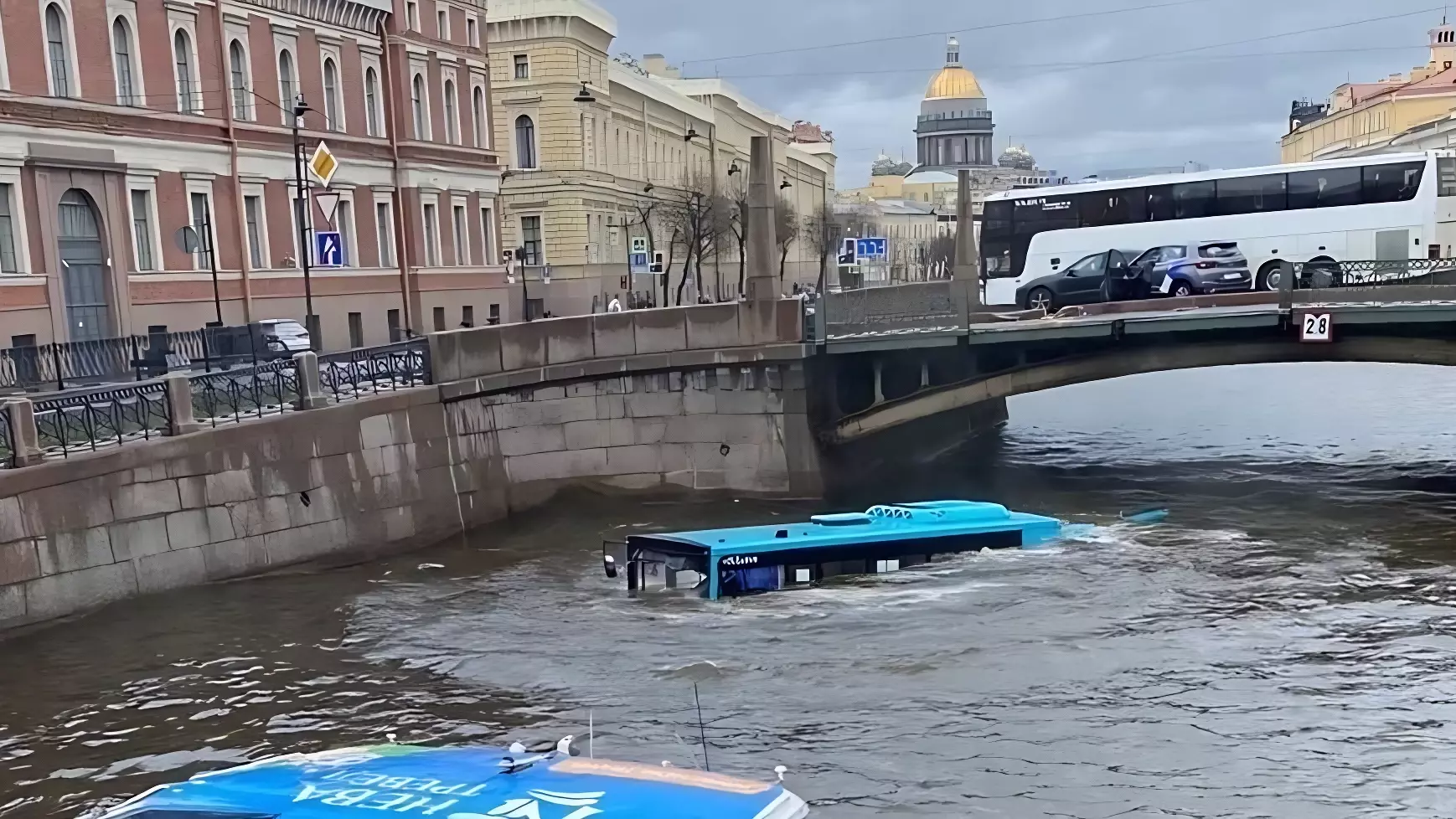 До семи человек выросло число жертв падения автобуса в Мойку в Петербурге