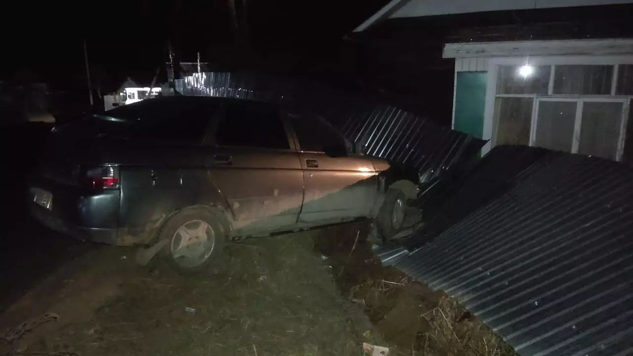 Пьяный подросток на угнанной машине снес забор в Камбарке