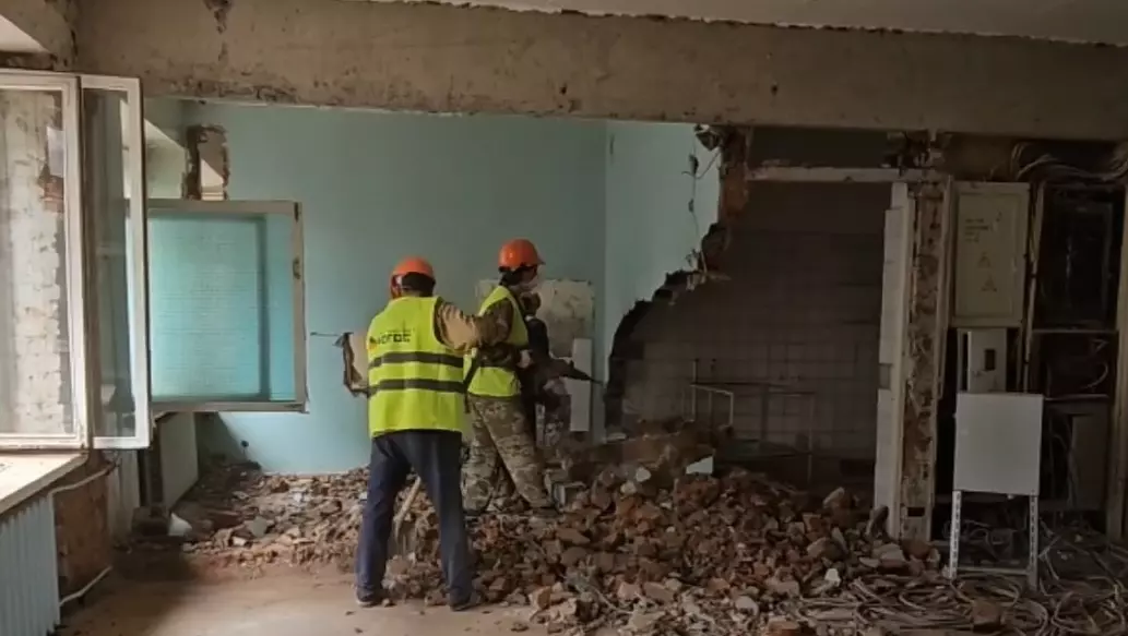 В Глазовской больнице начали демонтировать стены и пол