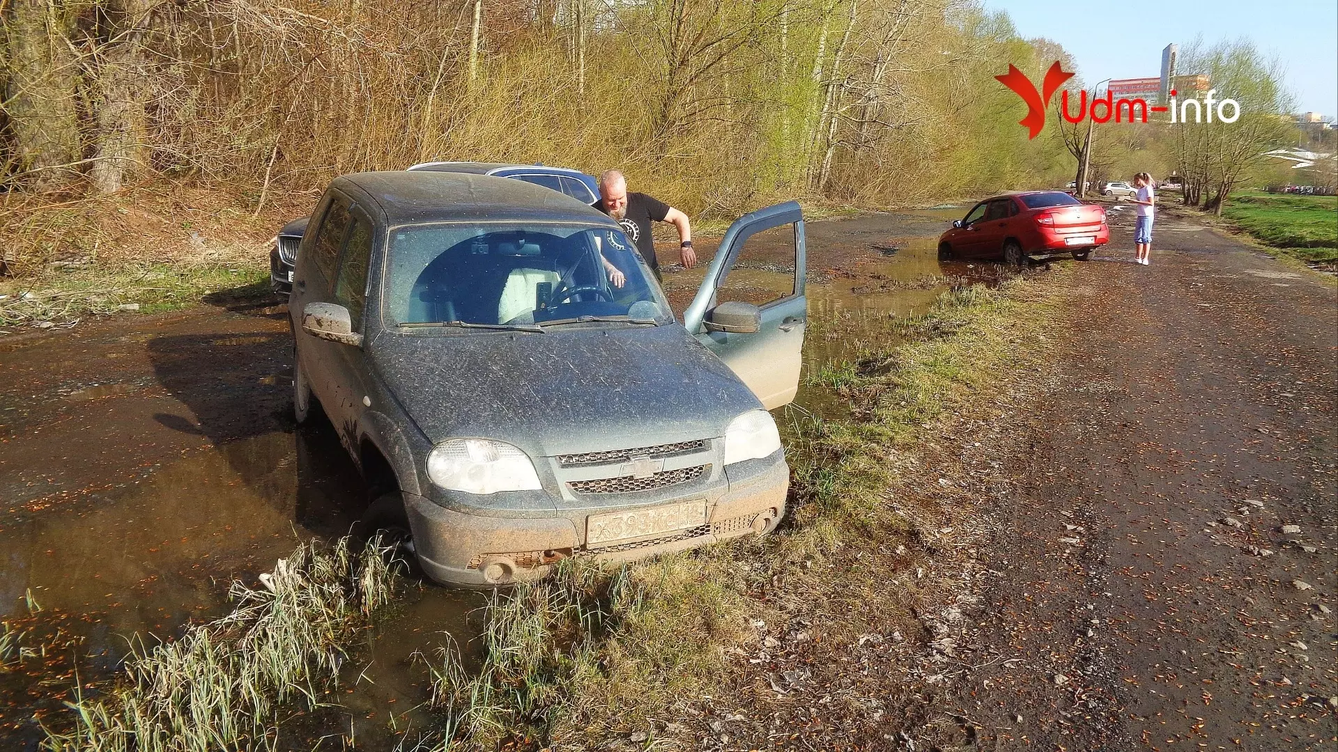 В грязи на берегу Ижевского пруда застряли сразу три автомобиля