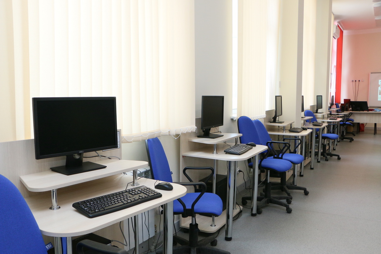 Более 100 школ и колледжей Удмуртии получили компьютеры в рамках нацпроекта