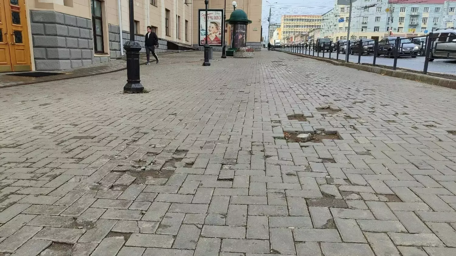 Тротуар около Русского драмтеатра начали ремонтировать в Ижевске