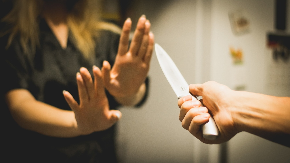 Жителя Глазова осудят за истязания тети ножом и инструментами