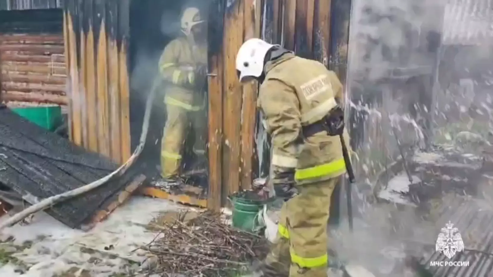 Хозяйка в Удмуртии чуть не сожгла свой дом, оставив угли в пластиковом ведре