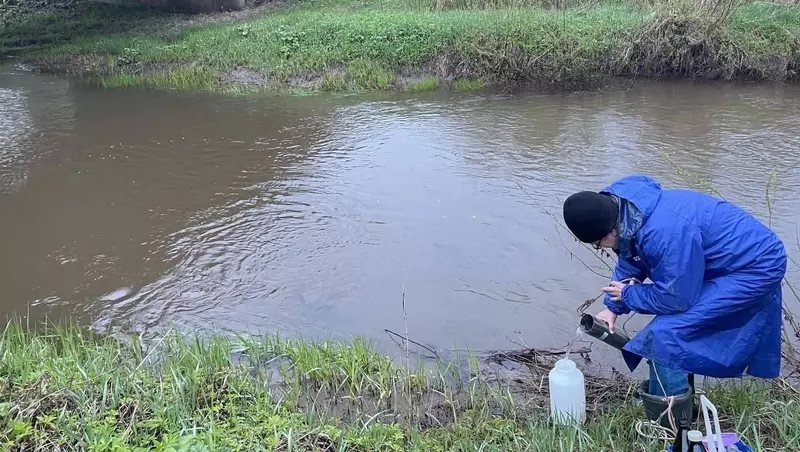 «Пахнет химией»: минприроды проверит воду из ручья в Воткинском районе