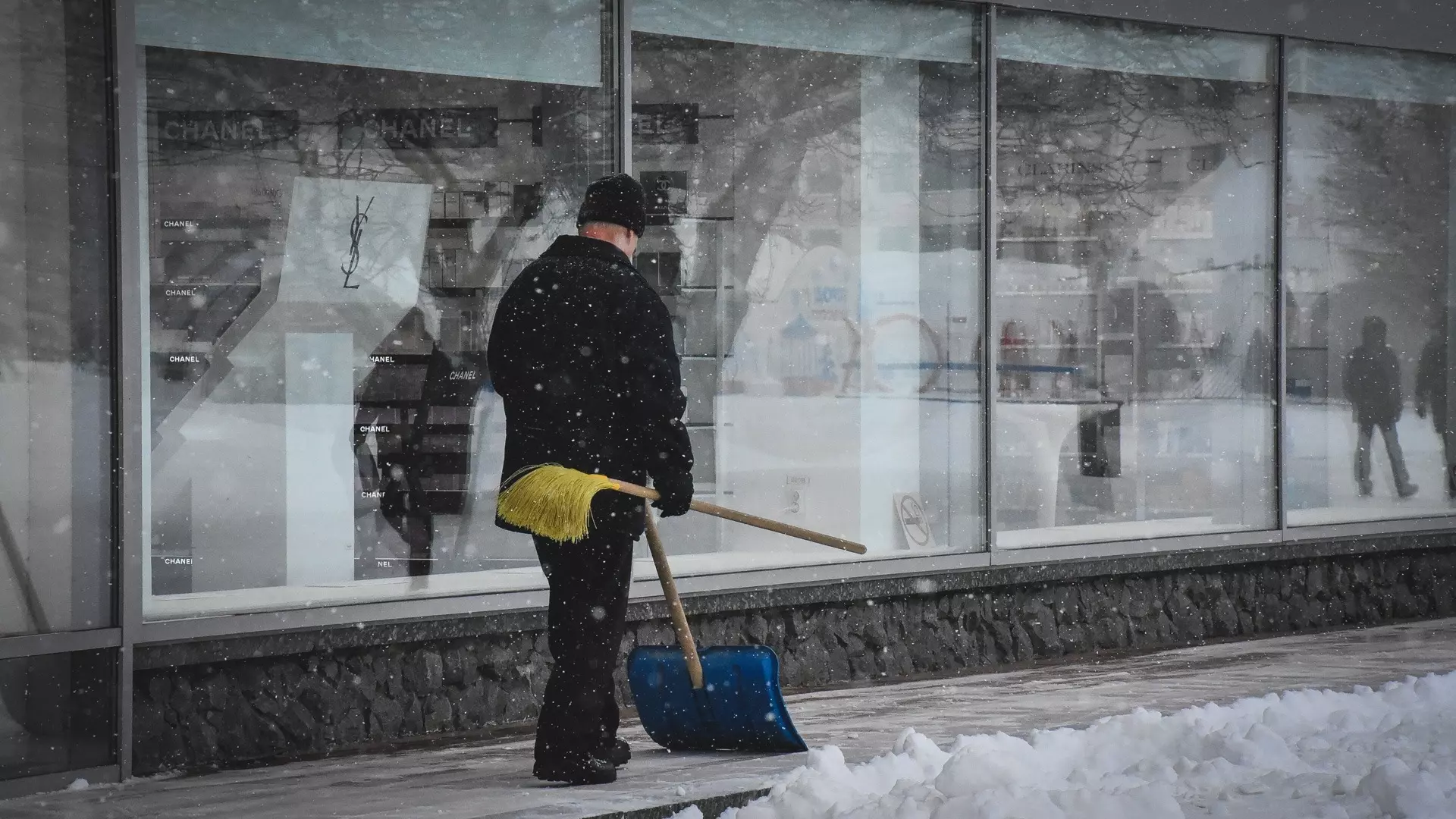 В Ижевске продолжается очистка улиц от снега