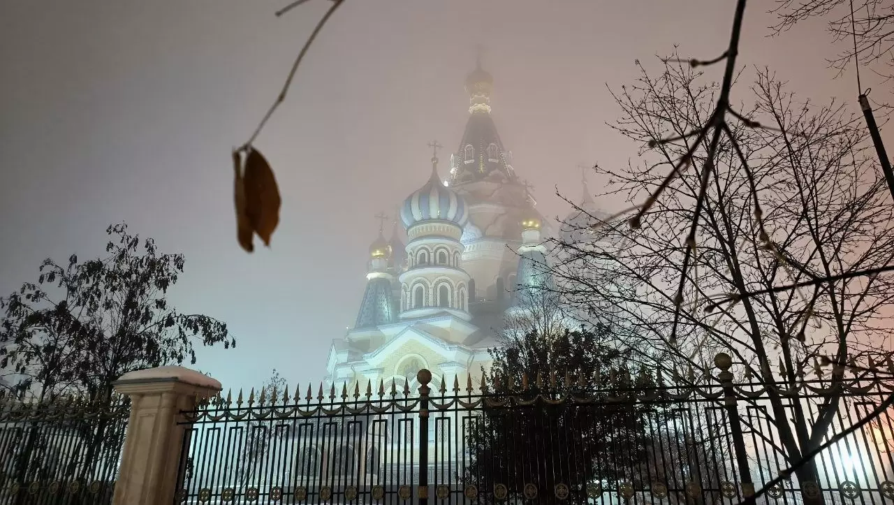 Жители Ижевска поделились в соцсетях фото накрывшего город густого тумана