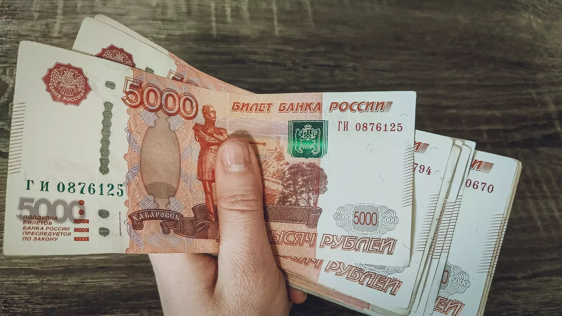 Зарплату более 100 тысяч рублей получает каждый 17 житель Удмуртии