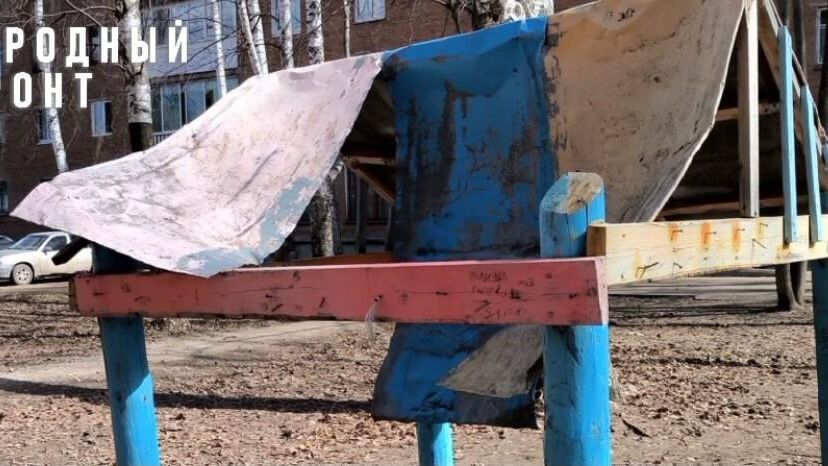 Декорация для фильма ужасов: аварийную детскую площадку обнаружили в Воткинске