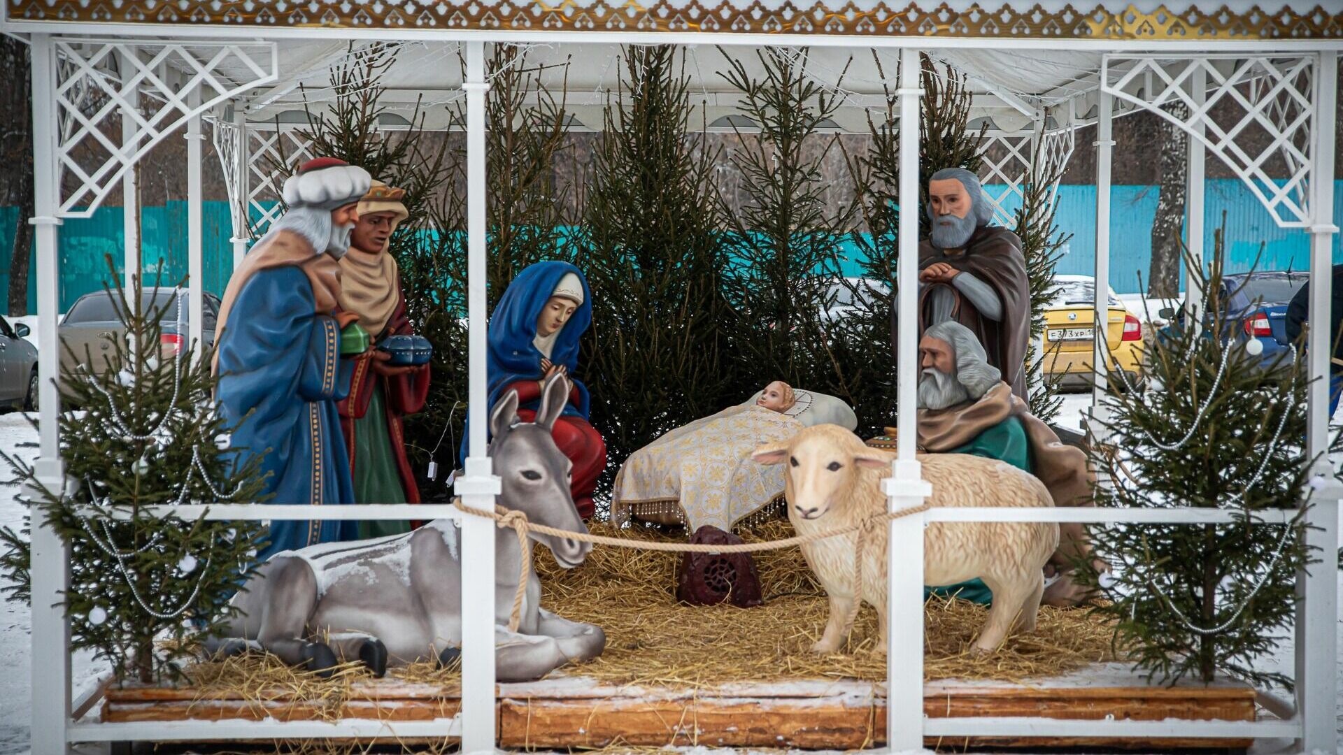 Уникальный рождественский вертеп появился около кафедрального собора в Ижевске