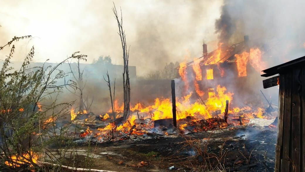 В Сарапуле сгорели два жилых дома