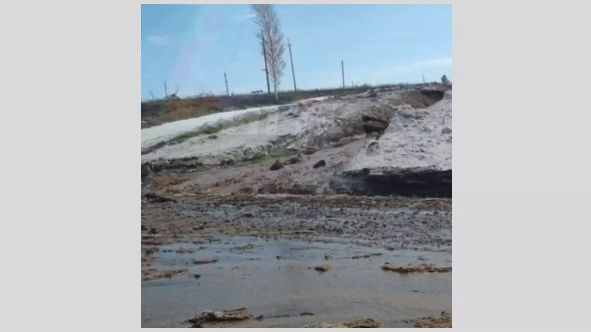 Потоками грязи и снега затопило дорогу в Удмуртии