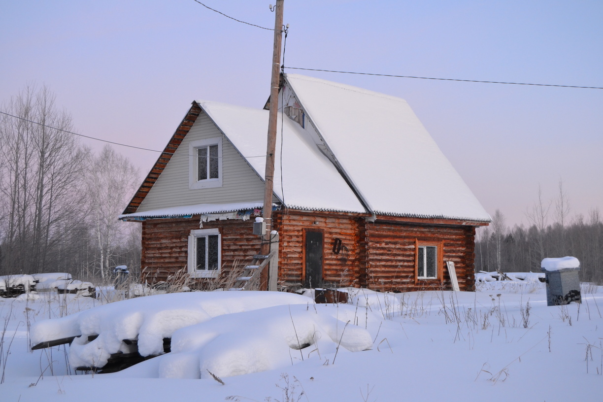 Пенсионерка погибла при сходе снега с крыши ее дома в Сарапуле