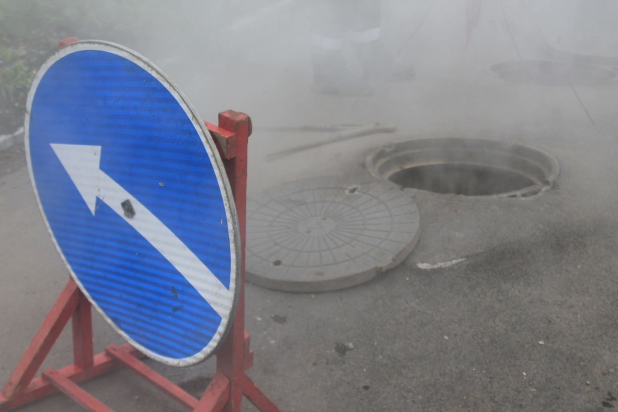 Порыв на теплотрассе в городке Строителей в Ижевске устранили