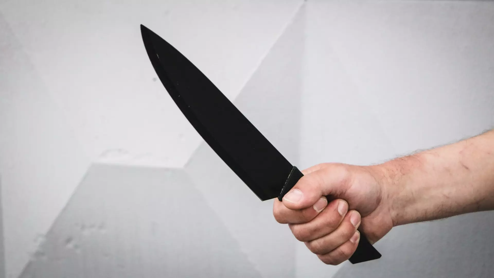 За удар ножом в грудь женщине осудили жителя Сарапула