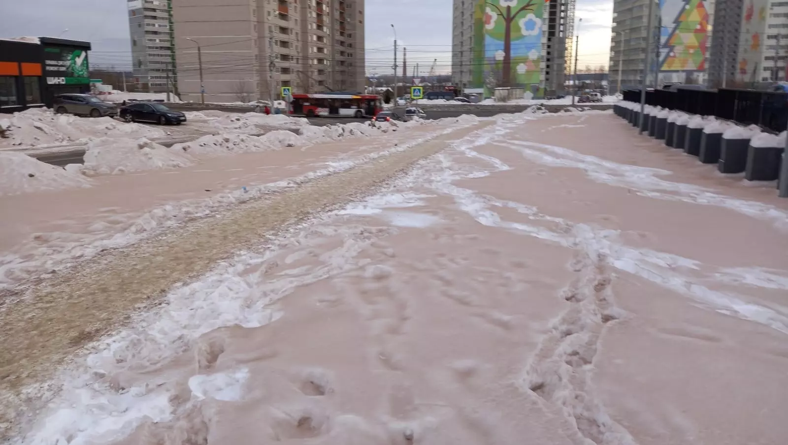 В Ижевске снег в Ленинском районе снова стал красным