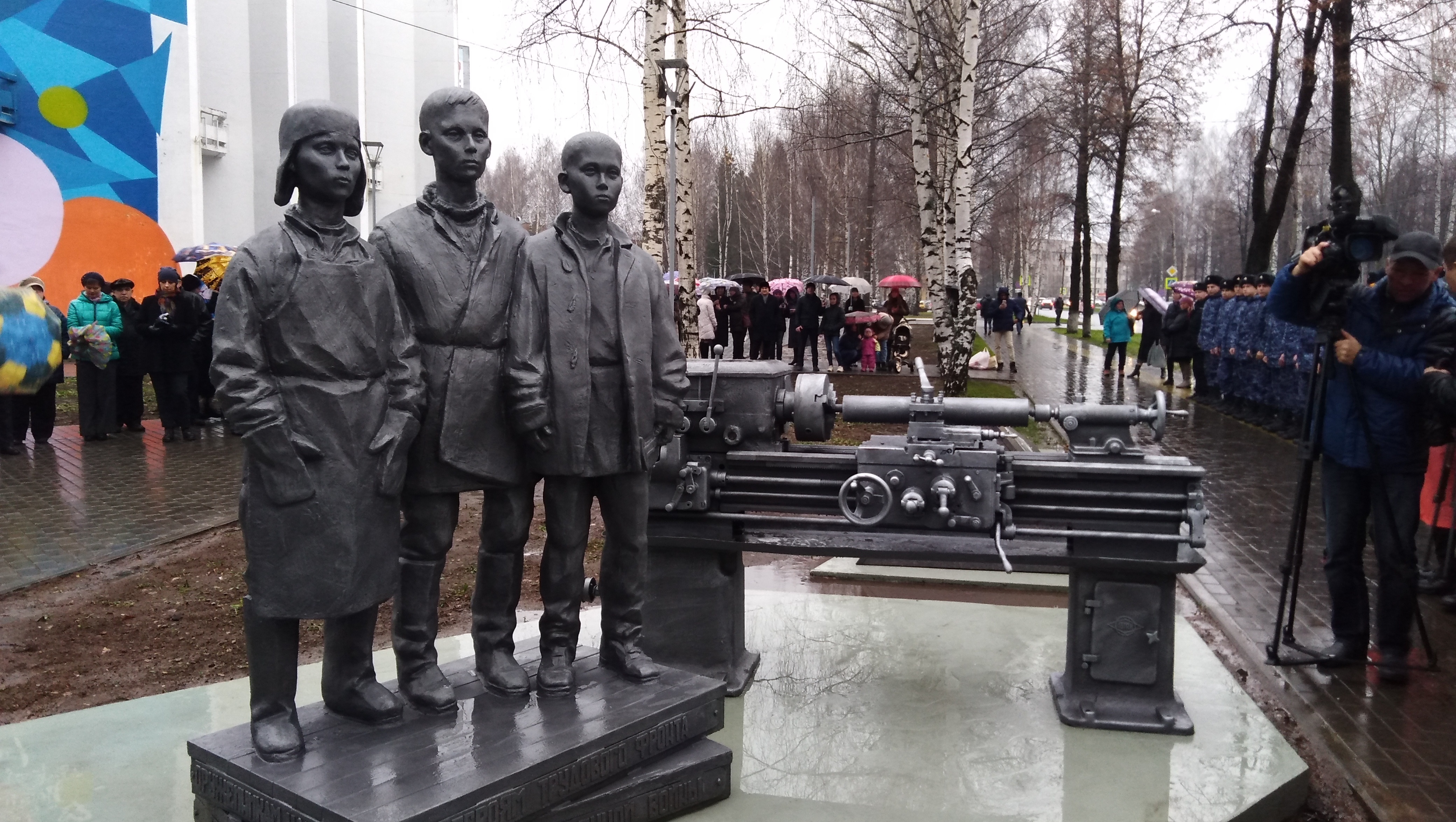 Памятник «Мальчики у станка» открыли в Ижевске