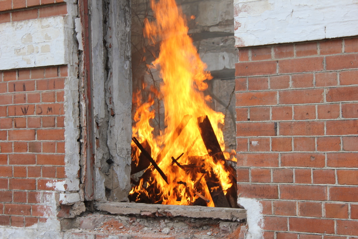 Жильцов из горящего дома эвакуировали в Ижевске