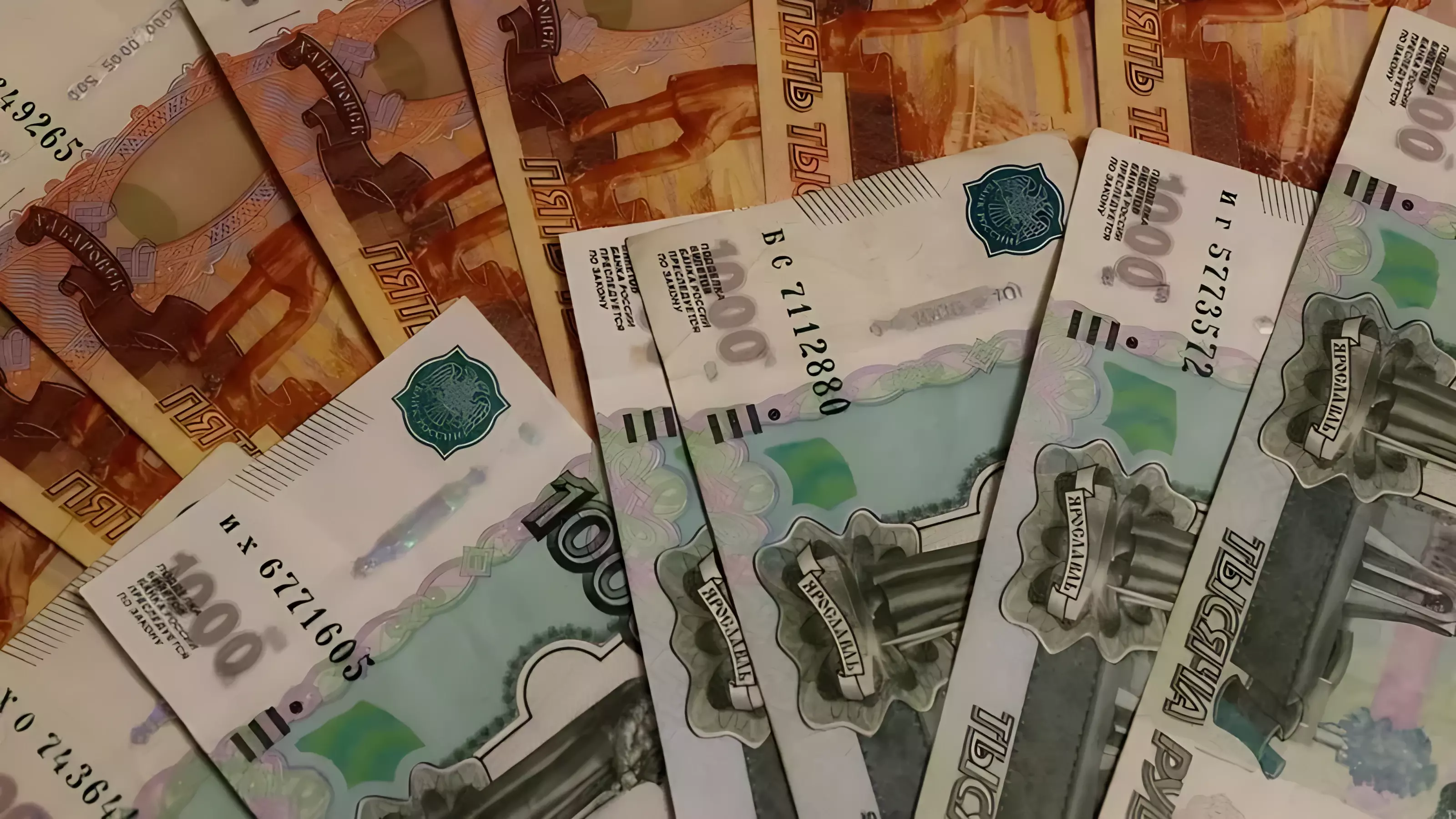 1000 долларов США и 190 000 рублей мошенники похитили у пенсионерки из Ижевска
