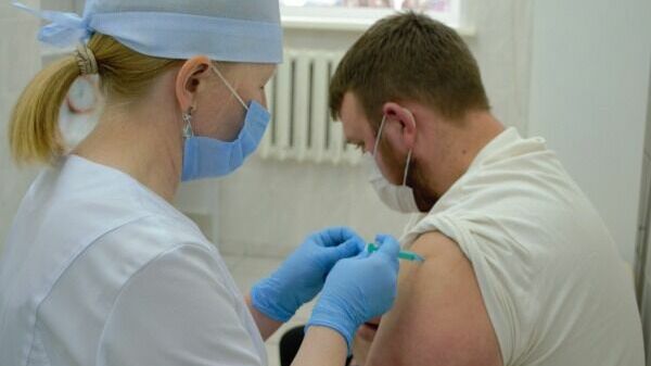 Жители Ижевска могут поставить прививки от гриппа и коронавируса в торговых центрах