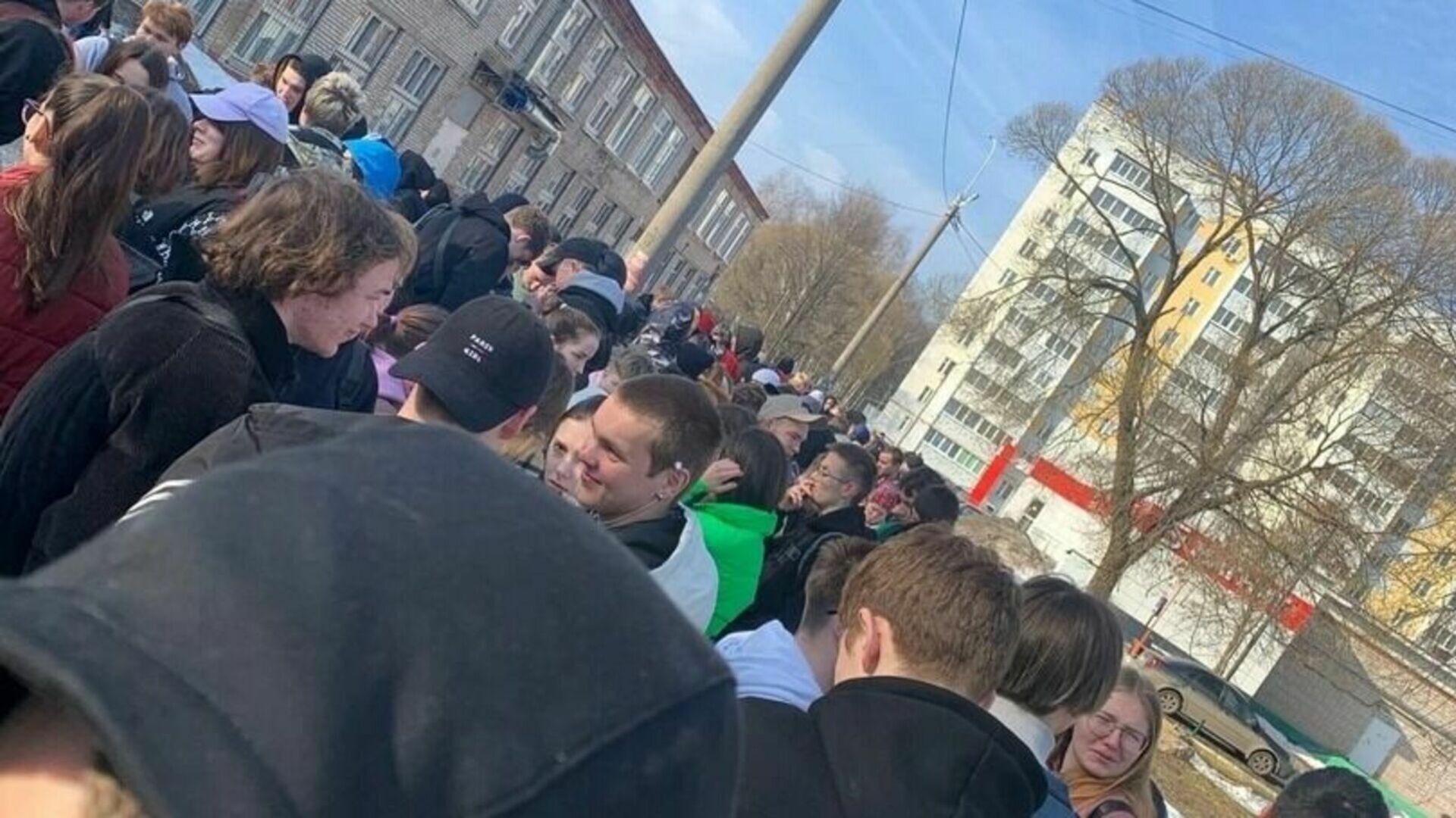 Эвакуации студентов, красный снег и «Москвич» в Ижевске