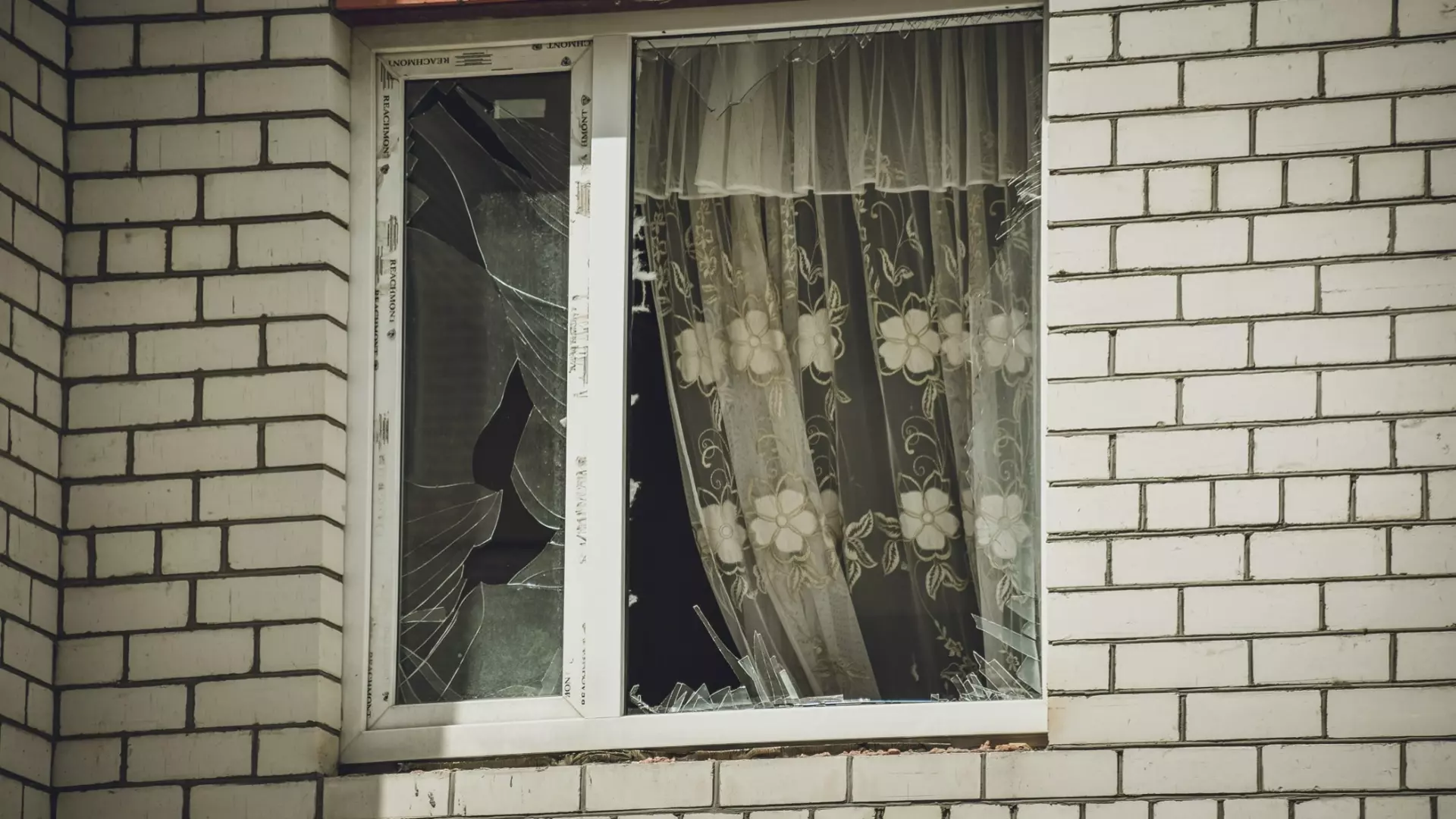 Девушку подозревают в краже через разбитое окно в Воткинске