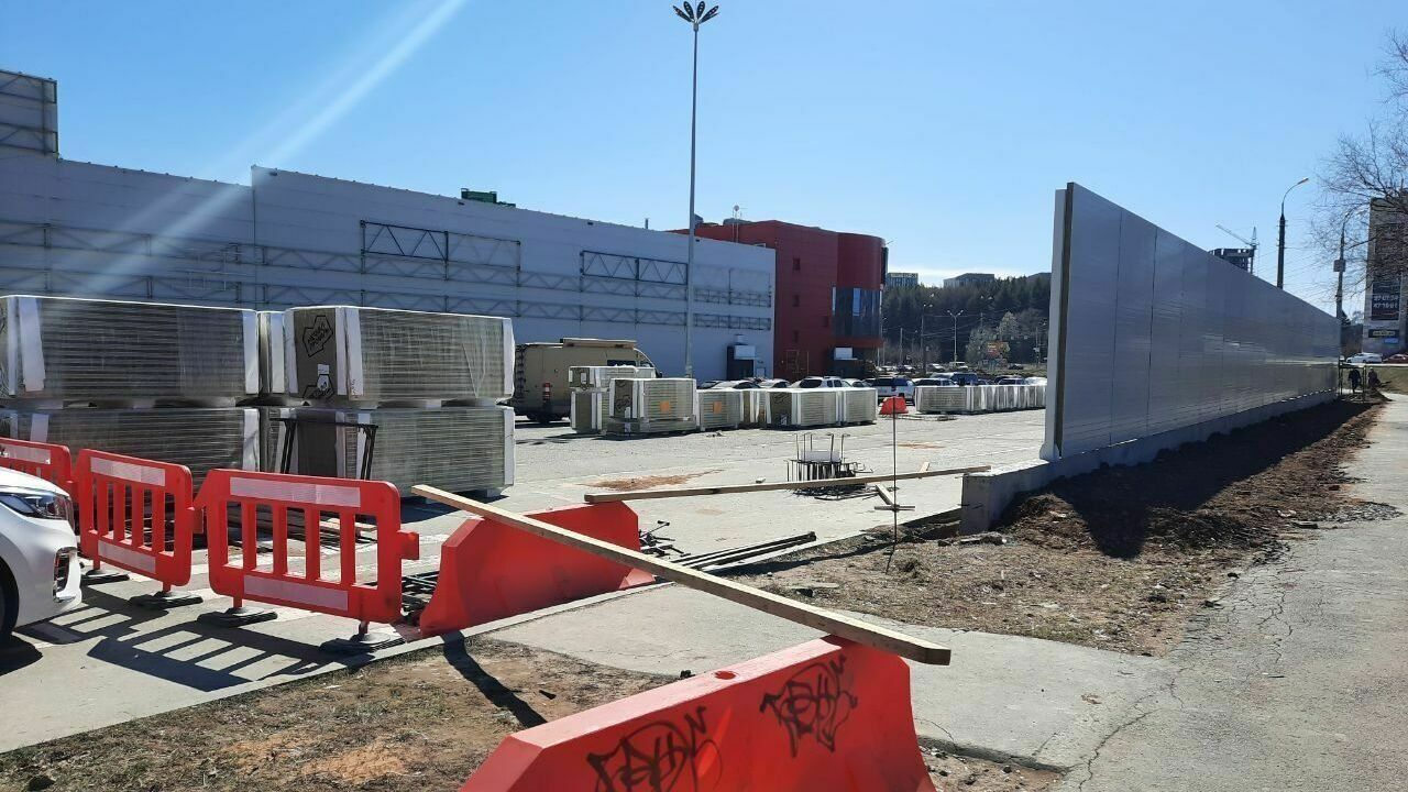 Забор у «Италмаса», новый терминал аэропорта и грязные улицы