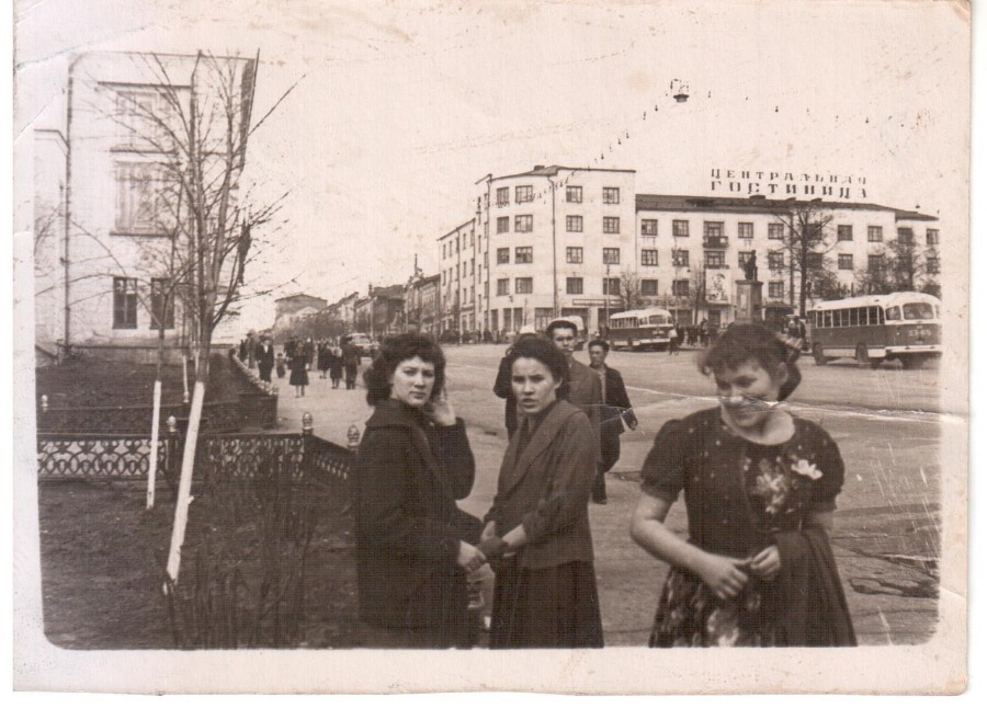 Ограда с молодыми деревьями у ДК "Ижмаш", 1960 год