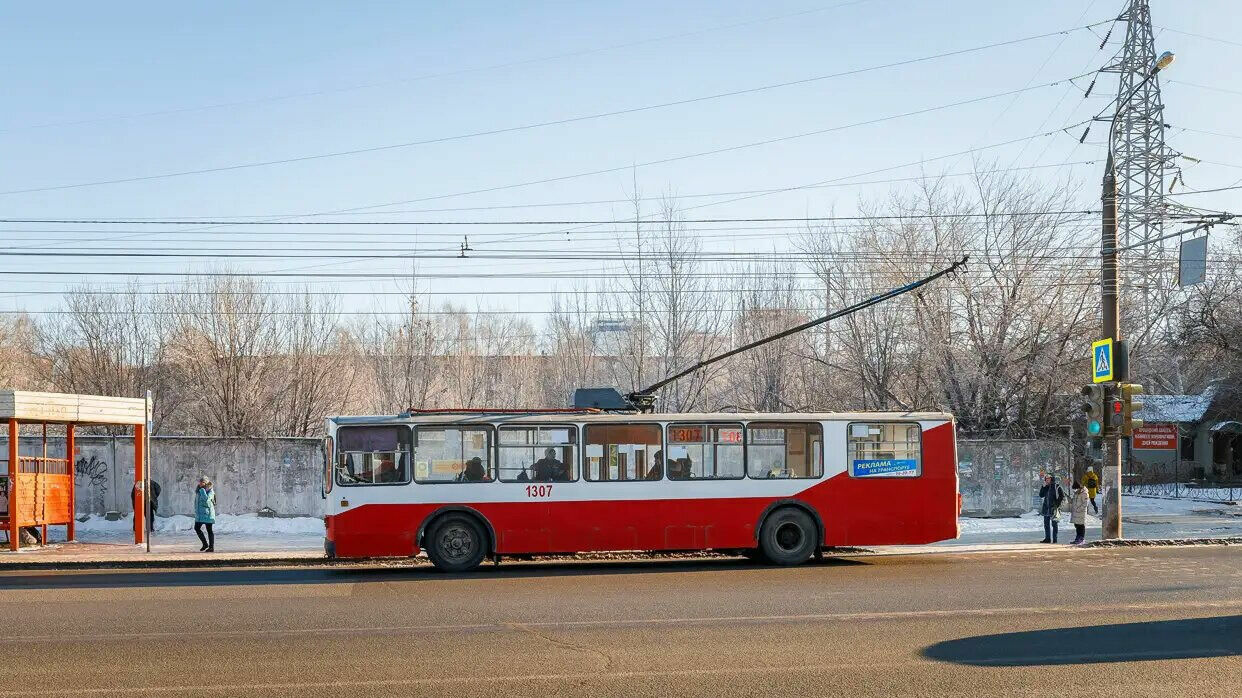 Троллейбусы встали на улице Орджоникидзе в Ижевске
