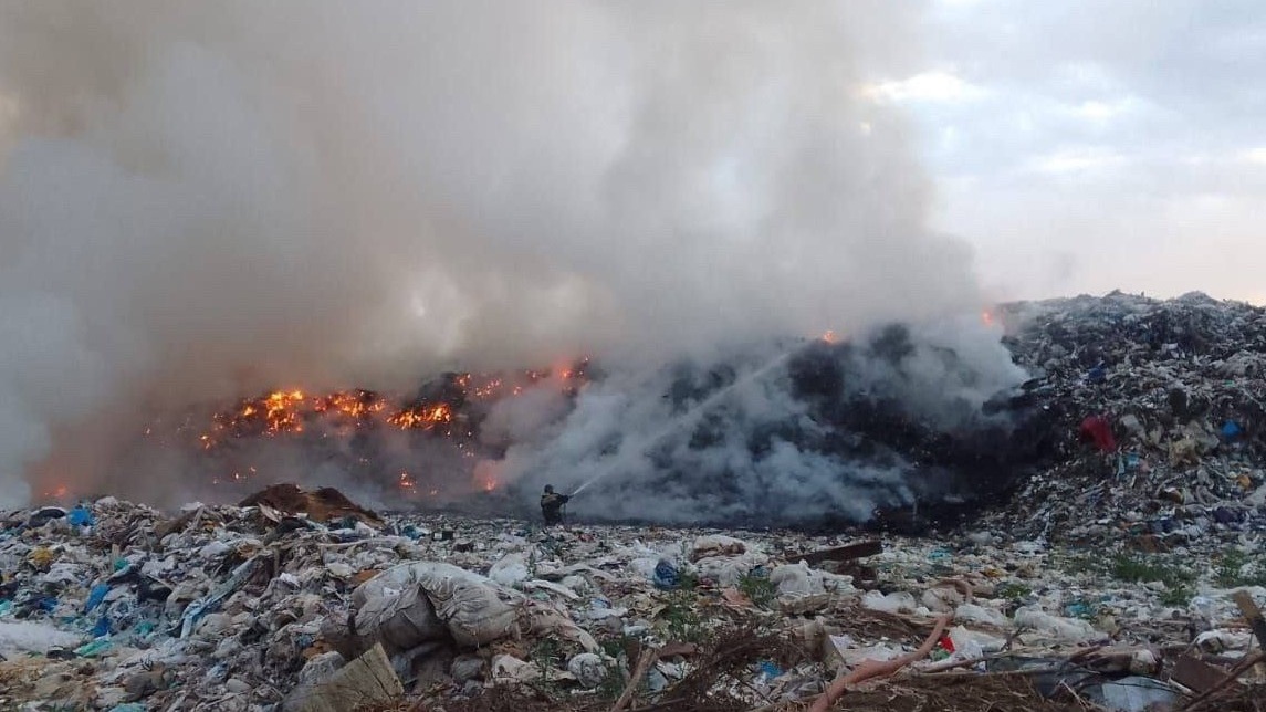 В Можге продолжают тушить пожар на мусорном полигоне