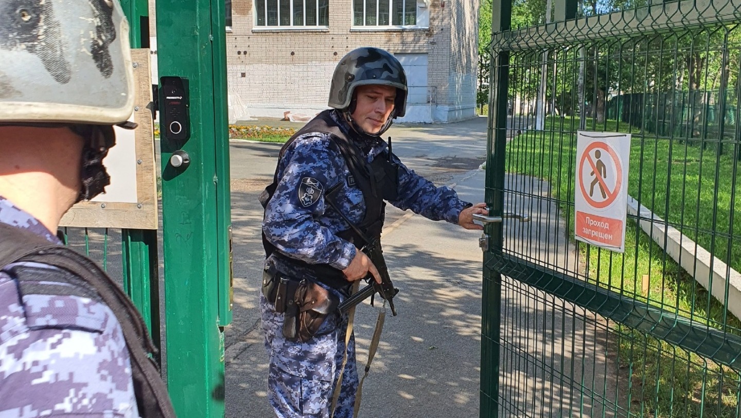 Новые тротуары и учения охранников: школы Ижевска готовятся к учебному году