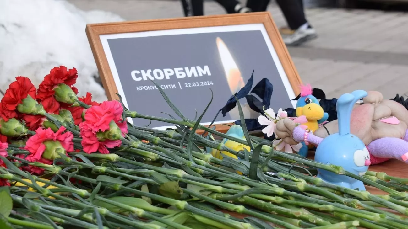 Мемориал в память о погибших в «Крокус Сити Холле» на Центральной площади Ижевска