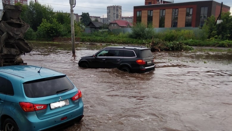 «Плавающий» город: фоторепортаж последствий ливня в Ижевске