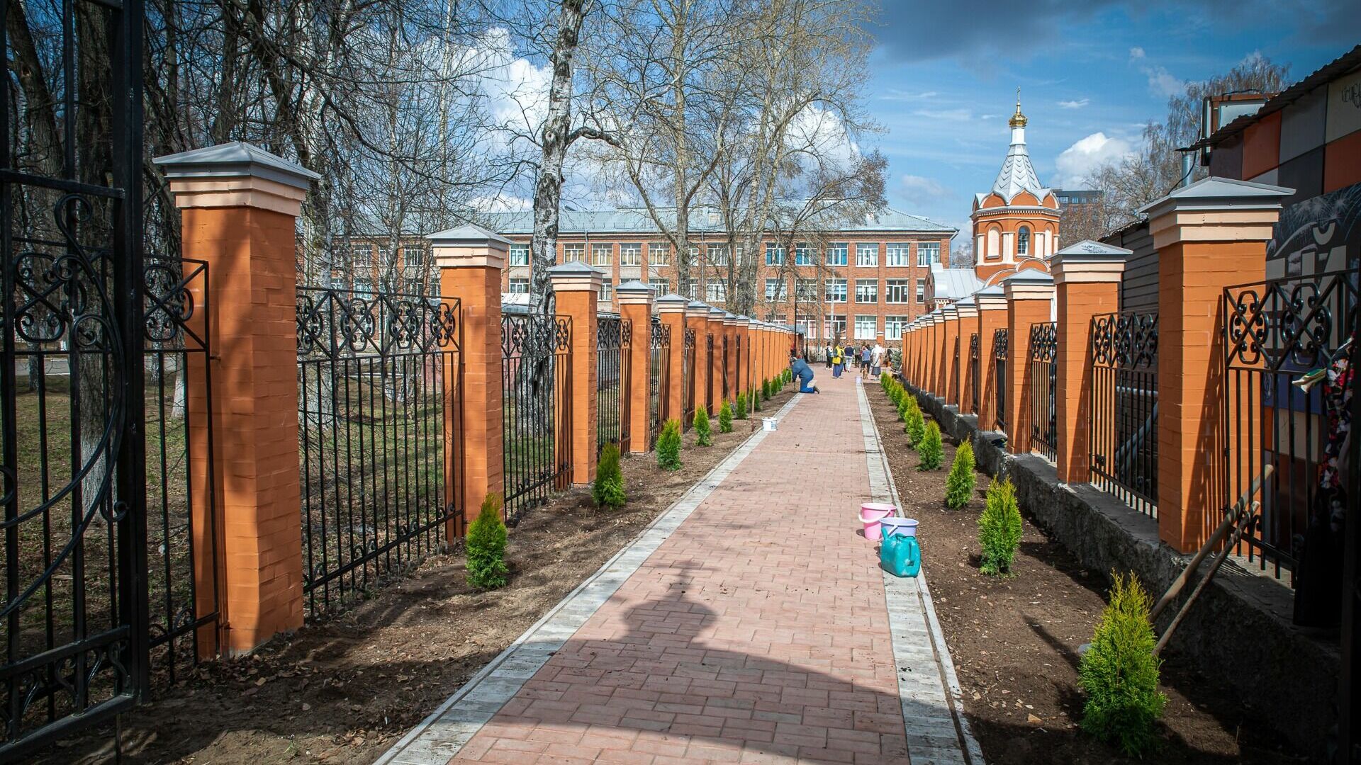 В Ижевске посадили аллею в память о погибших учениках и сотрудниках школы №88