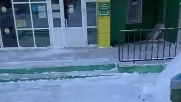 Глава Удмуртии проверил исполнение поручений по очистке от снега дорог к больницам