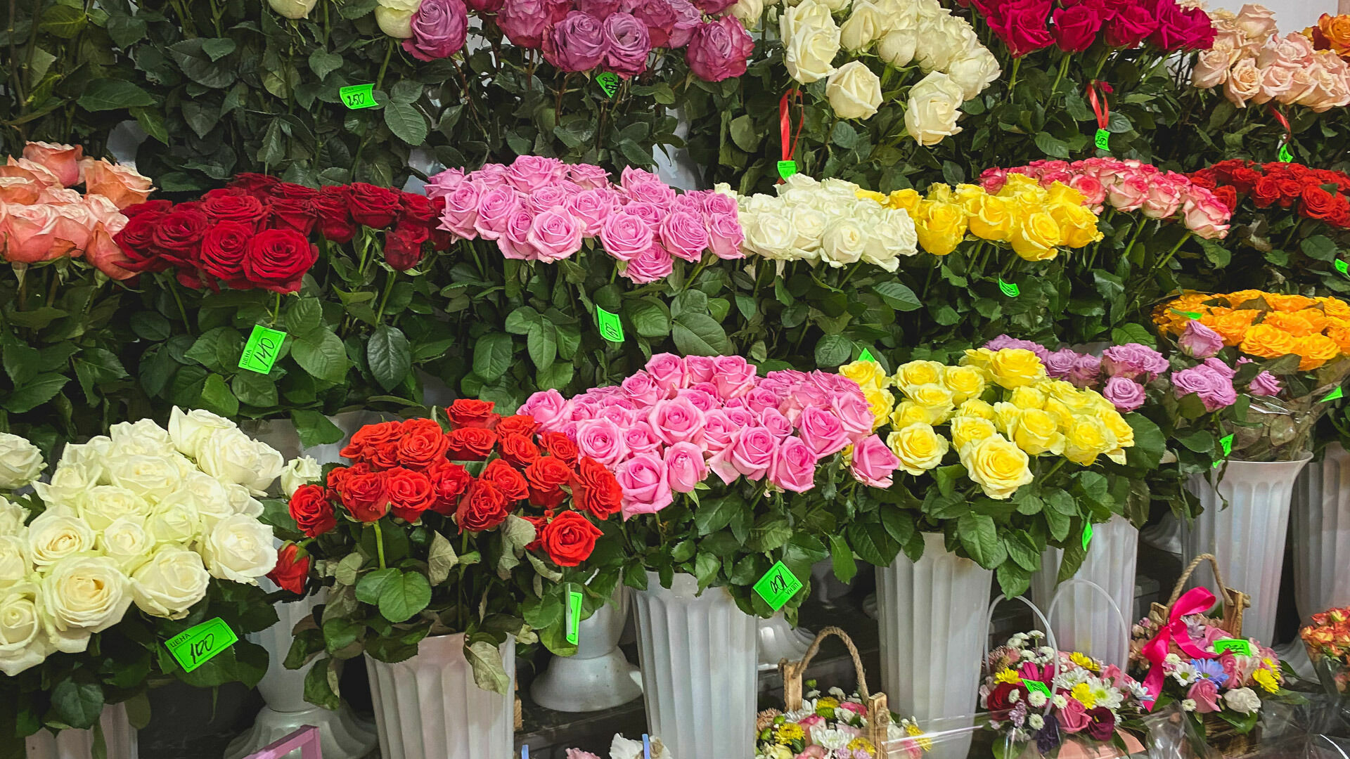 Как правильно выбрать духи и цветы в подарок на 8 Марта