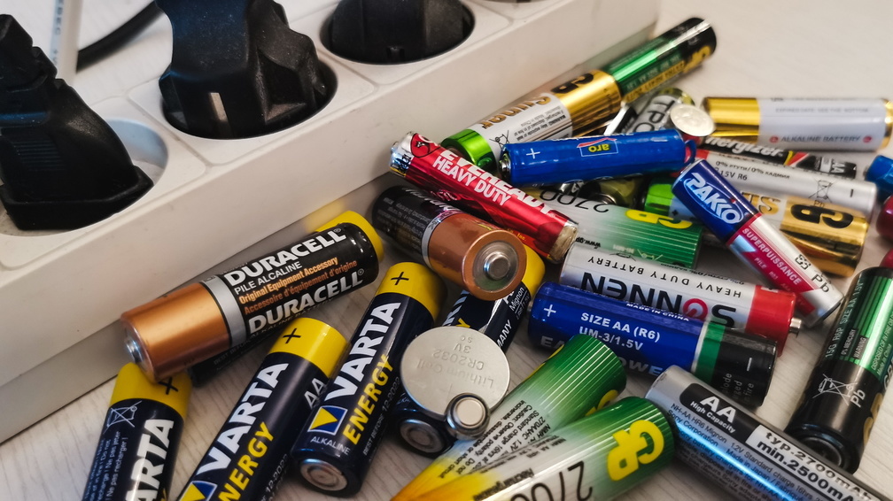 В школах Ижевска и Камбарки появятся контейнеры для сбора батареек