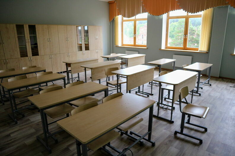 Школу в Малопургинском районе обязали обеспечить учеников мебелью