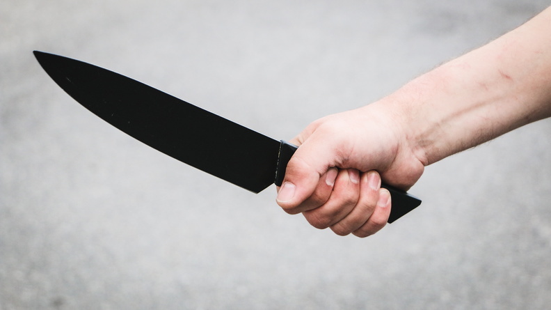В Ижевске пьяный мужчина ударил ножом своего знакомого