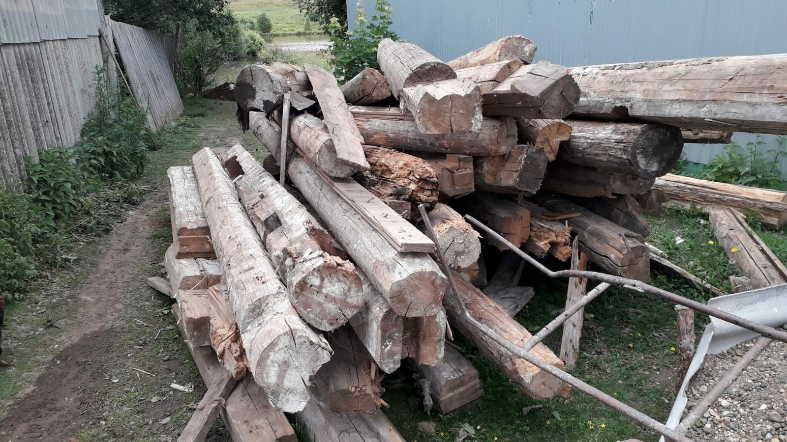 Старые гнилые доски привезли на дрова семьям участников СВО в Алнашском районе