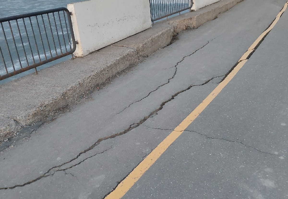 Тротуар провалился на набережной в Ижевске