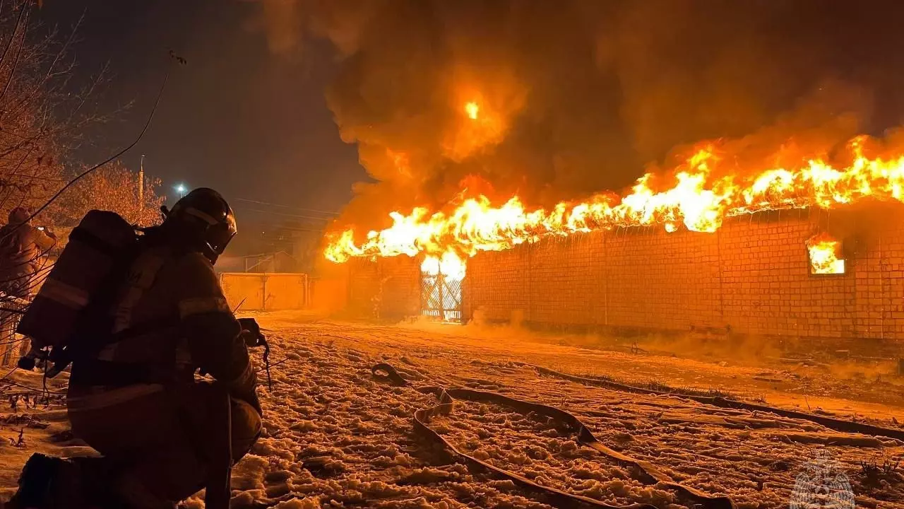 Крупный пожар произошел на складе в Ижевске