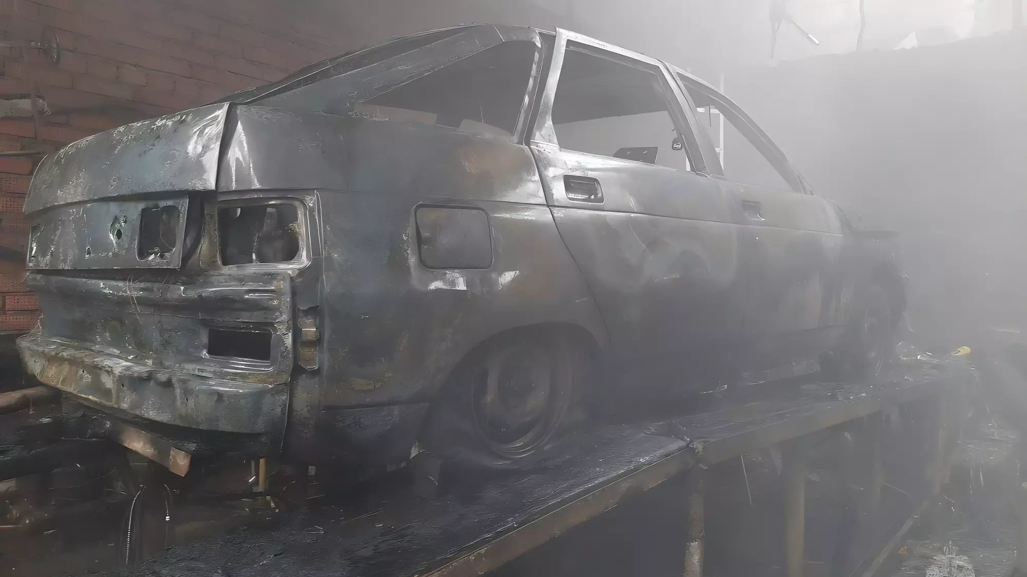 Двухэтажный дом чуть не сгорел из-за неисправного автомобиля в Ижевске