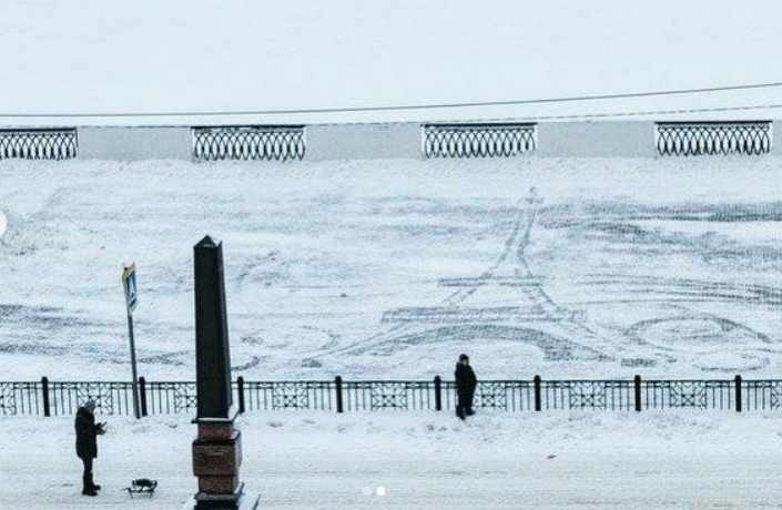 Ижевский дворник-художник нарисовал на набережной Эйфелеву башню