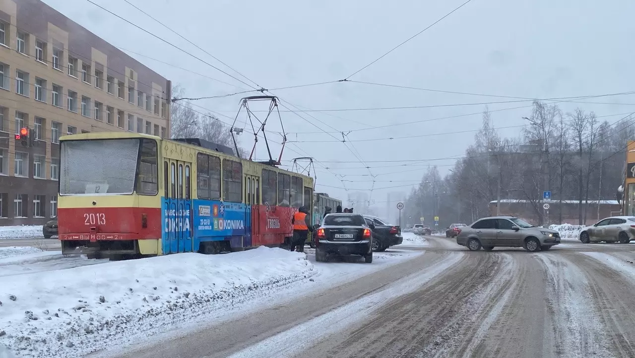 Трамваи встали на улице Ленина в Ижевске из-за ДТП на путях