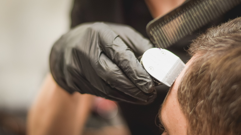 В Удмуртии 27 апреля откроются парикмахерские