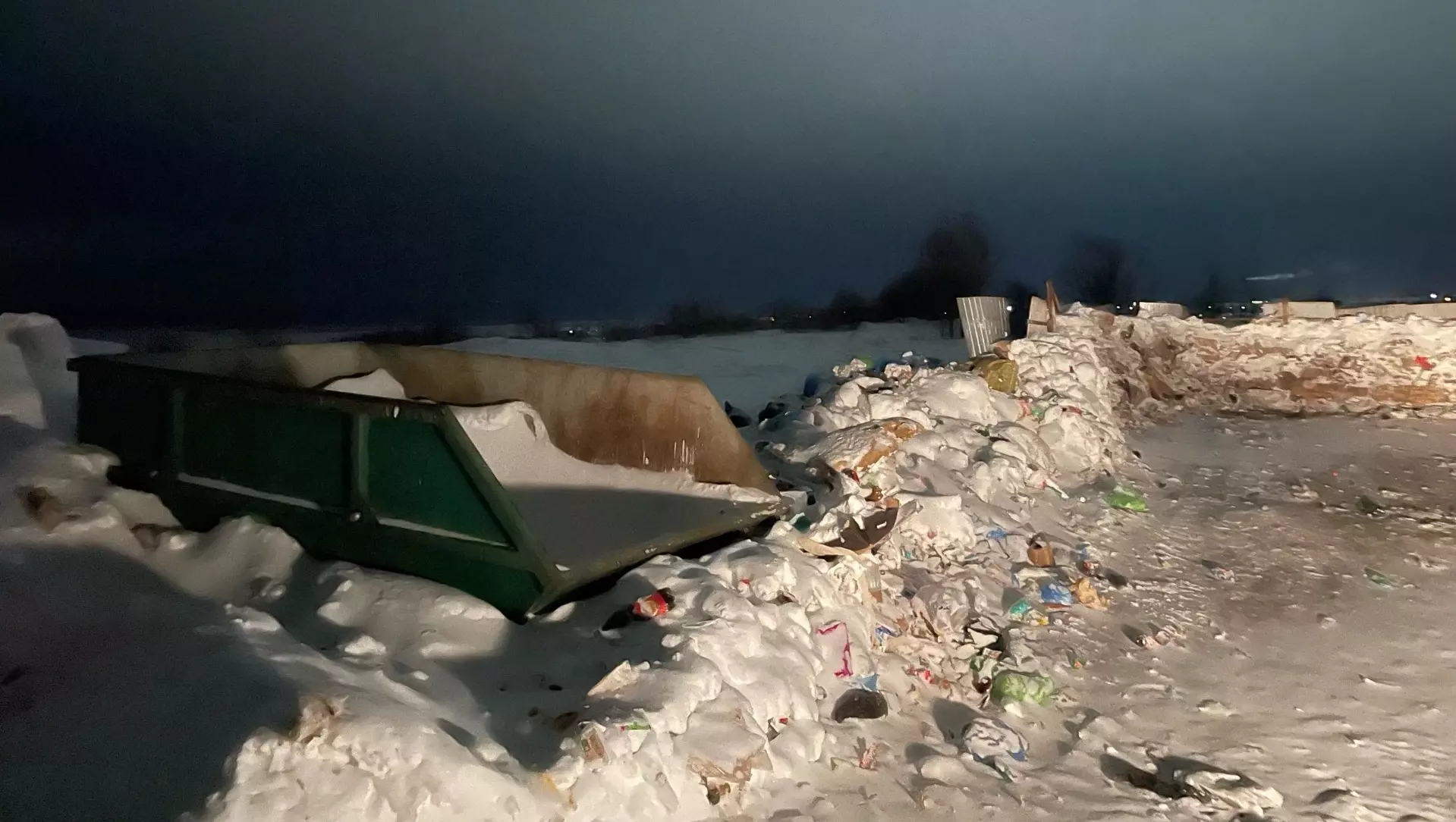 В окрестностях села Каракулино убрали свалку, но мусор остался под снегом